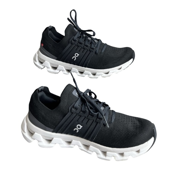 On Running Shoes - On Cloud Women’s Athletic Shoes in Black and White - worn twice